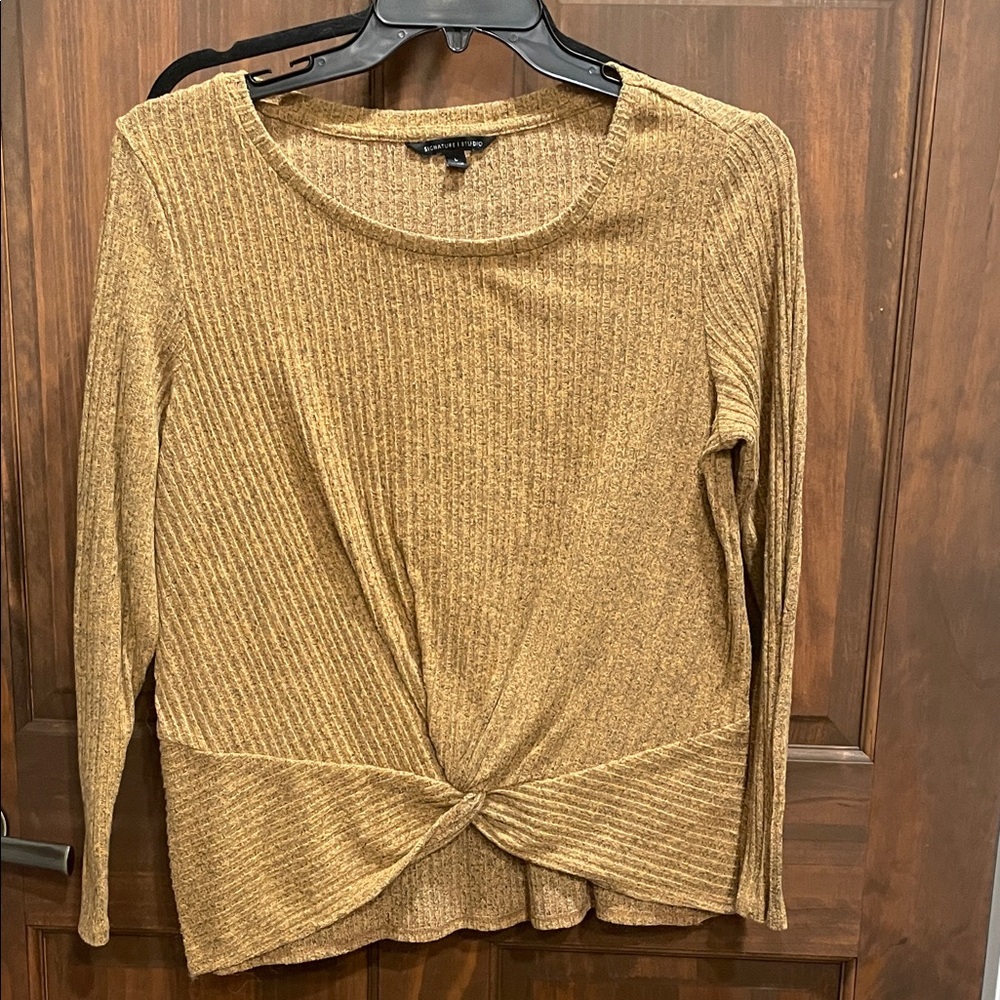Signature Studio Gold Twist Top